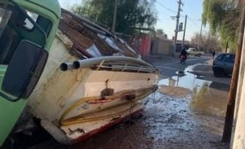 Alarma en Capital por un camión que quedó varado tras que cediera el pavimento