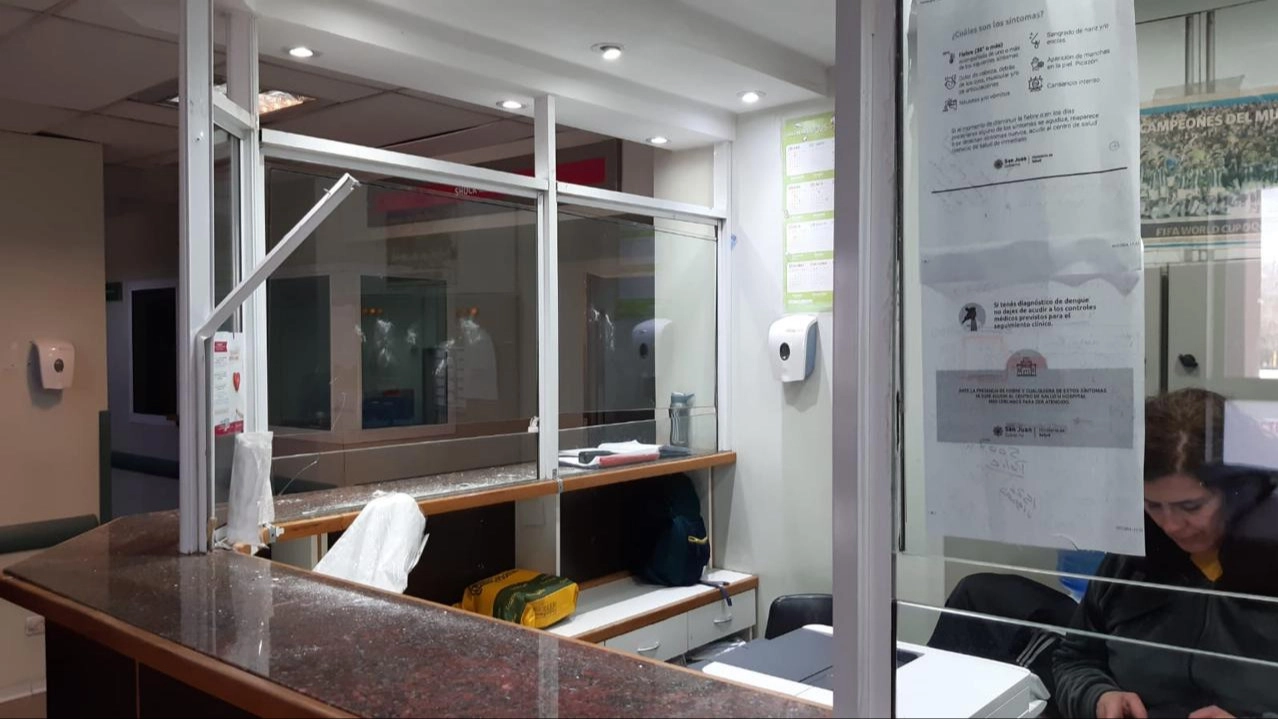 Detuvieron a una mujer por provocar daños en el Hospital Rawson y en un vehículo