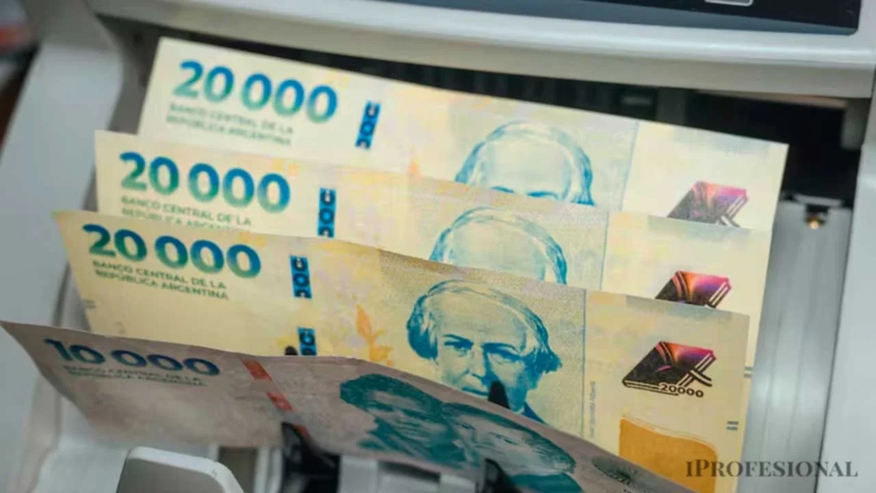 Paritarias bancarias 2025: salarios iniciales superan los $1,8 millones en agosto con ajustes automáticos