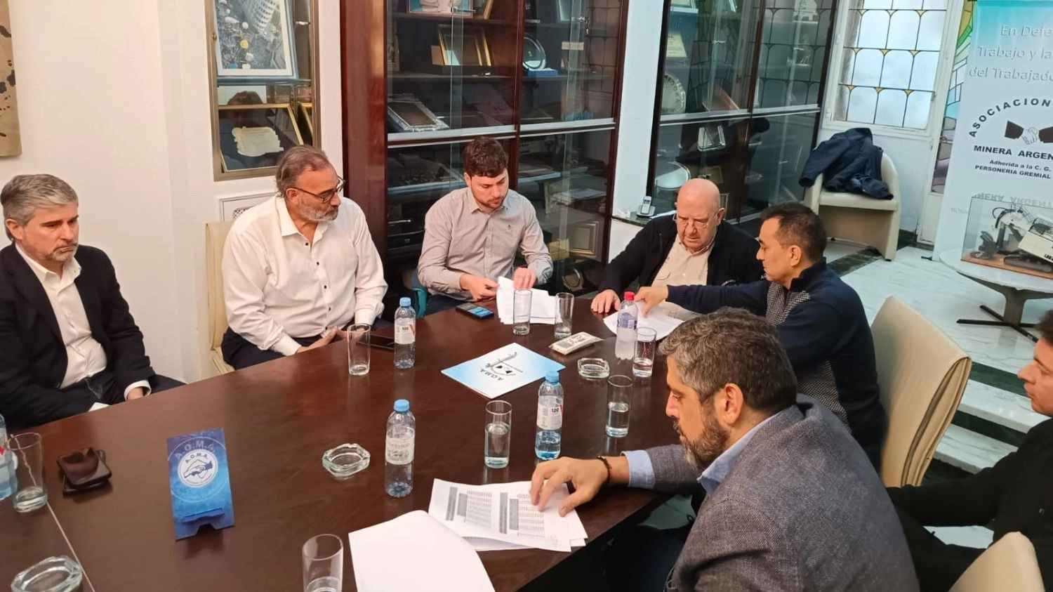 Representantes de AOMA y mineras de San Juan firmando el acuerdo salarial.