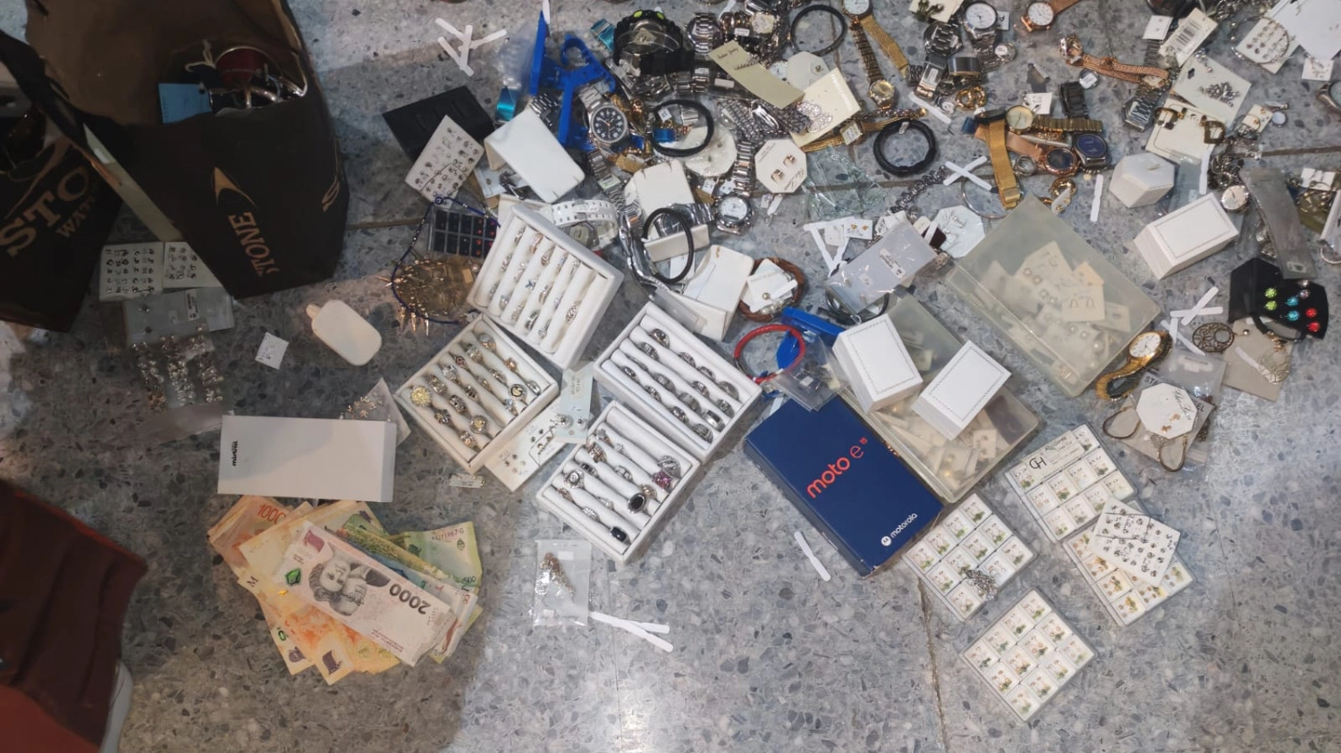Tras violentar un local, dos menores fueron detenidos por robo de joyas en Galería Central