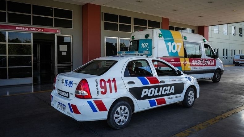 Balearon a un policía en su casa del barrio La Estación y fue internado de urgencia
