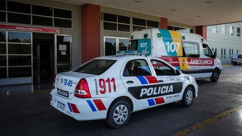 Balearon a un policía en su casa del barrio La Estación y fue internado de urgencia