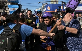 La Policía detuvó a una persona tras agredir a la camioneta donde iba Milei 