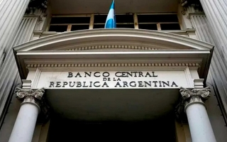 El Banco Central limitó movimientos de los bancos para frenar la suba del dólar