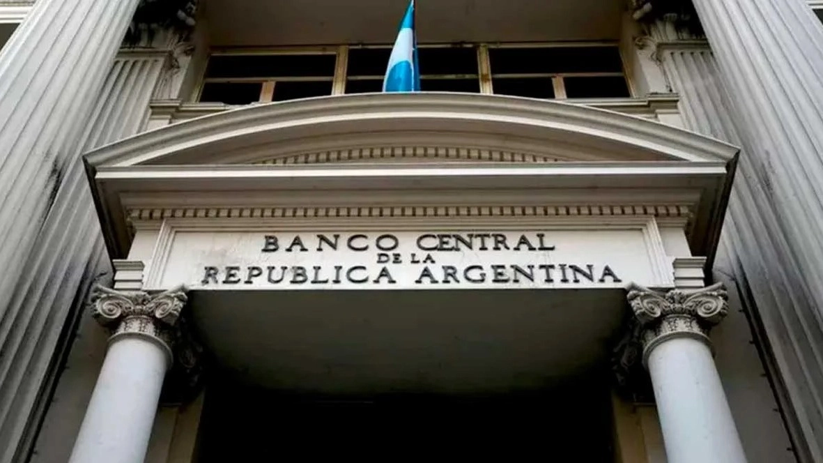 Ante la suba del dólar, el Banco Central limitó los movimientos de los bancos para frenarlo