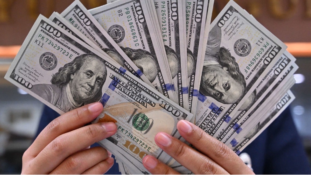 El dólar oficial opera a la baja tras las nuevas restricciones a los bancos