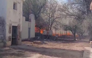 Alarma en una escuela por un incendio que acechaba el lugar