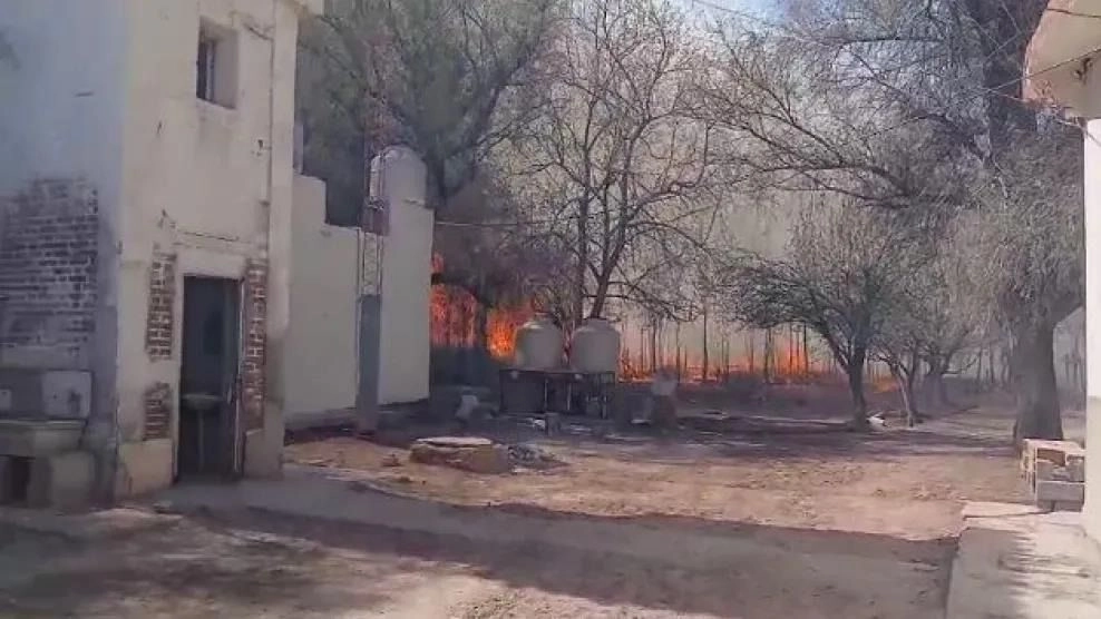 Evacuaron una escuela en 25 de Mayo por incendio en fincas cercanas