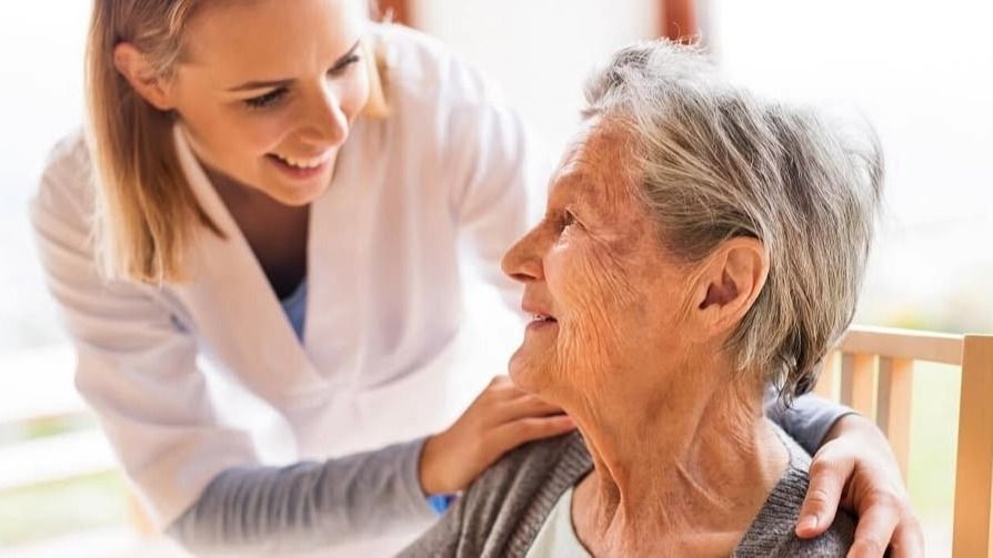 Buscan asistentes geriátricas: conocé los requisitos para postularte