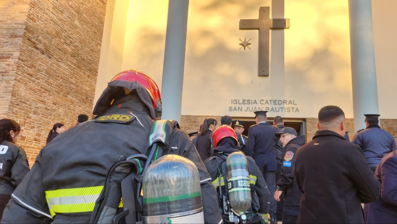 Con uniforme y en silencio, las fuerzas despiden a sus compañeros