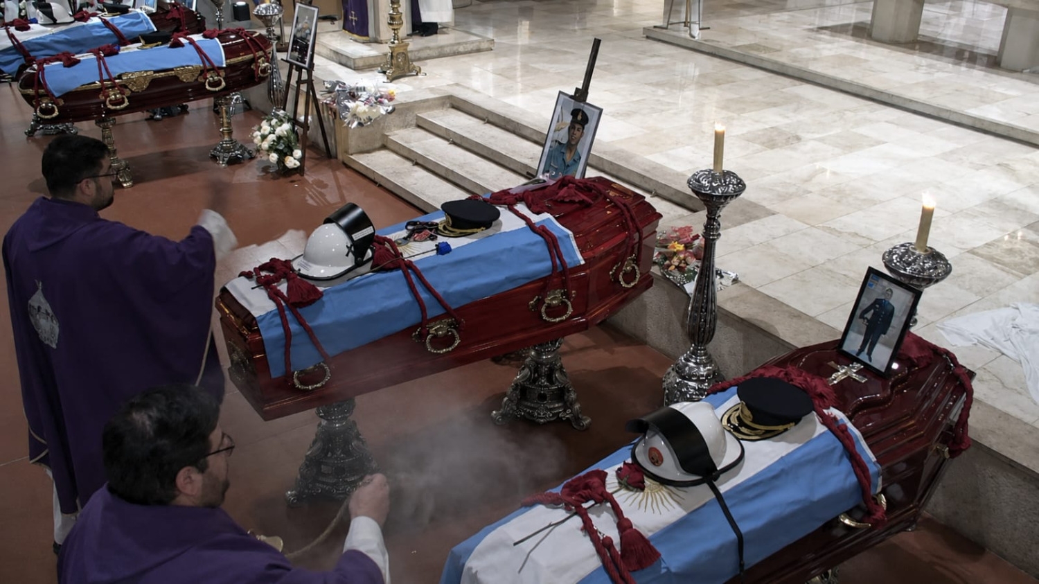 El último gesto de los capellanes: una oración y la bendición a los féretros