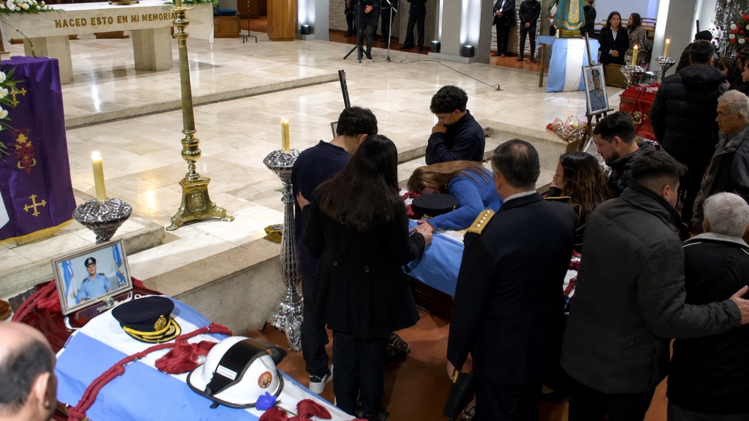 Tras el aplauso, familiares y compañeros abrazaron los féretros en la Catedral