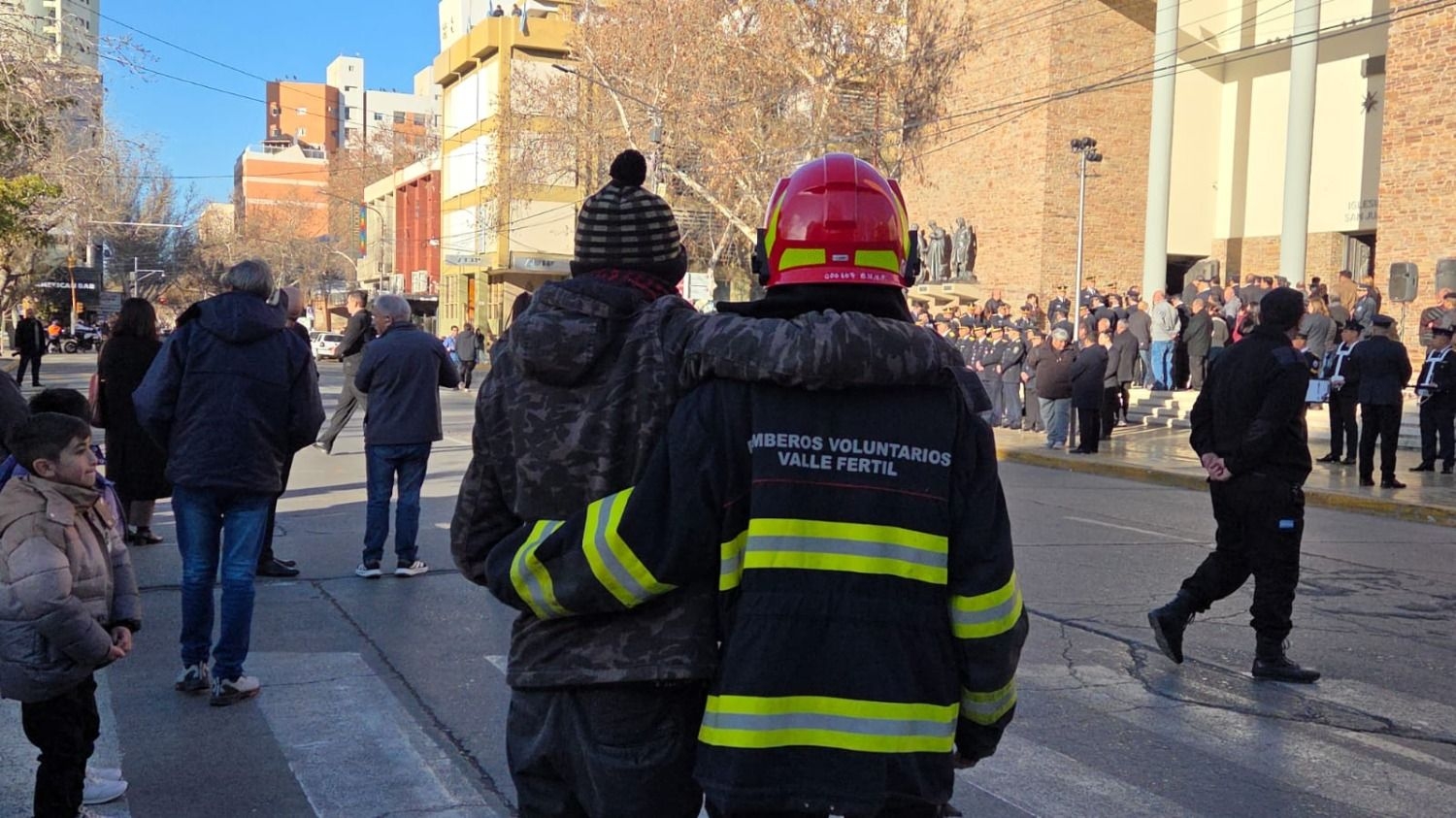 El abrazo que reflejó el dolor por quienes dieron la vida sirviendo