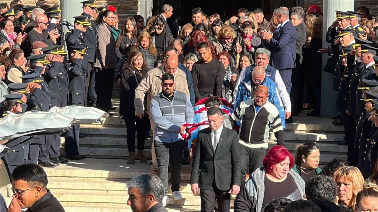 Partió el cortejo que llevará a los cuatro funcionarios hasta el Cementerio de Capital