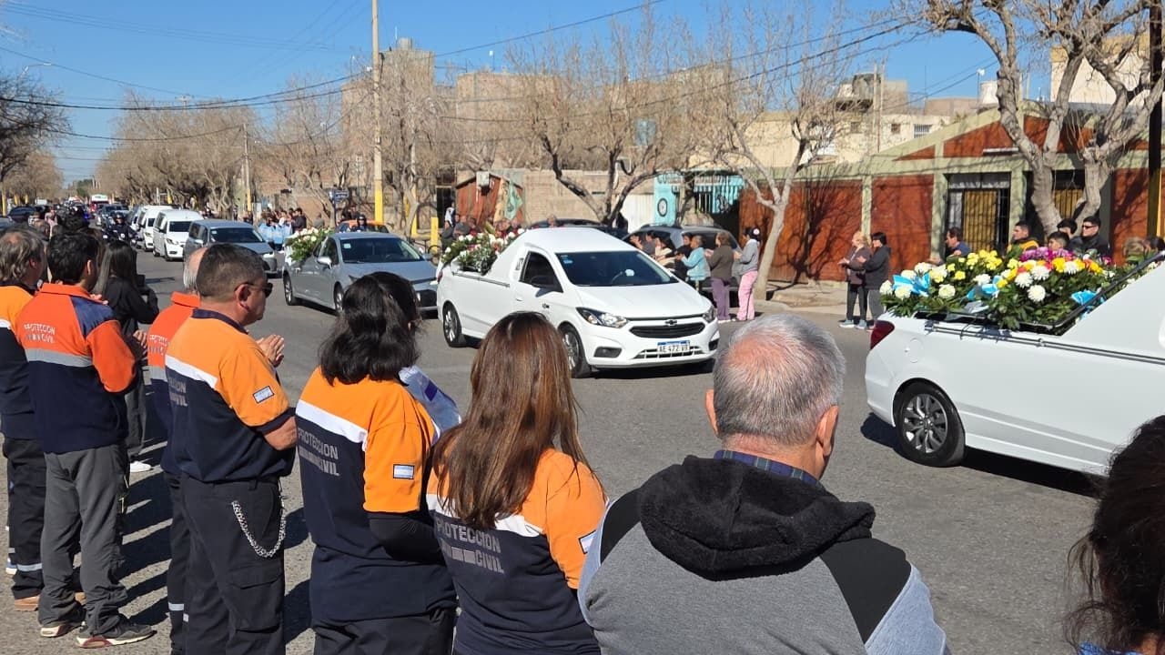 Con flores y bandera, Protección Civil despidió a su director Carlos Heredia