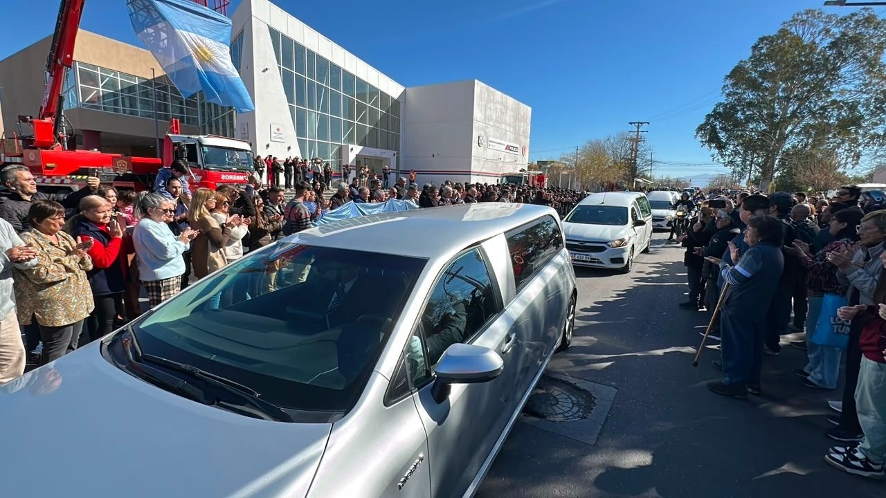 Con un sirenazo, Bomberos despidió a sus dos jefes