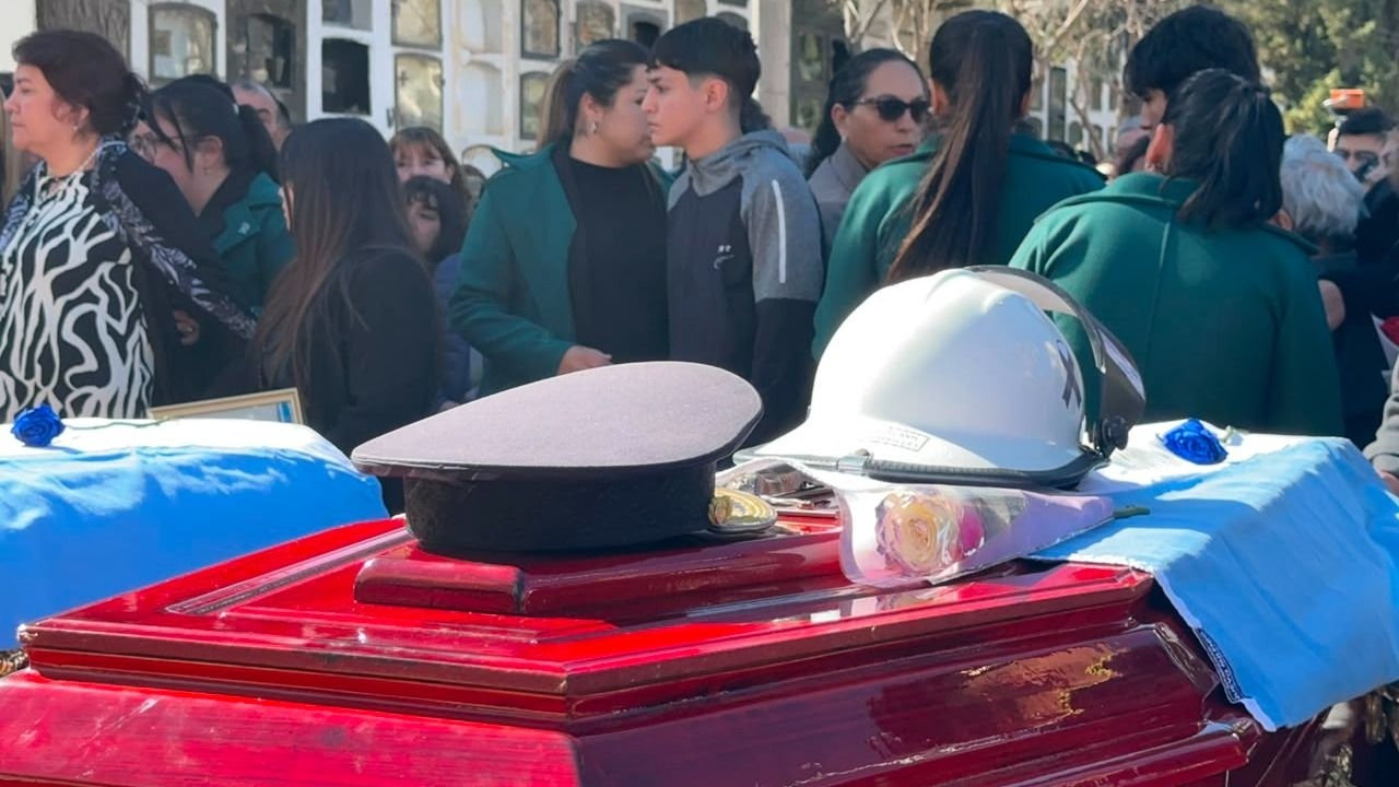 En fotos, así fue la despedida a los oficiales en el cementerio 
