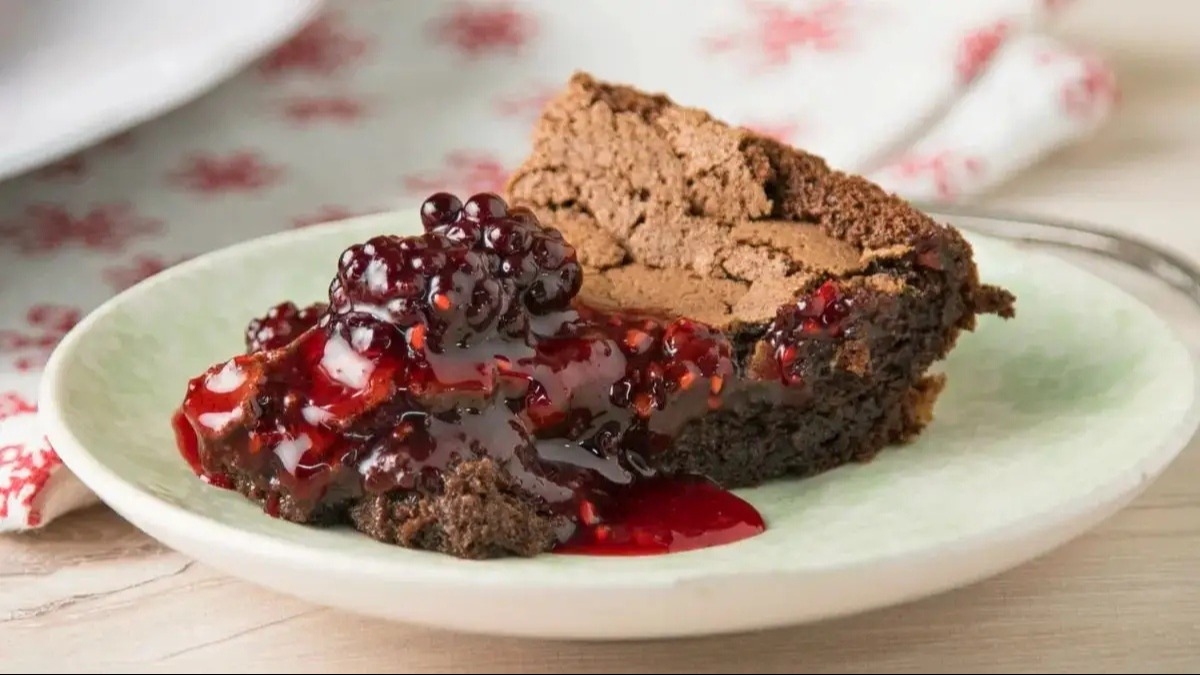 Pocos ingredientes y sin harina, así podés hacer fácil la torta de chocolate