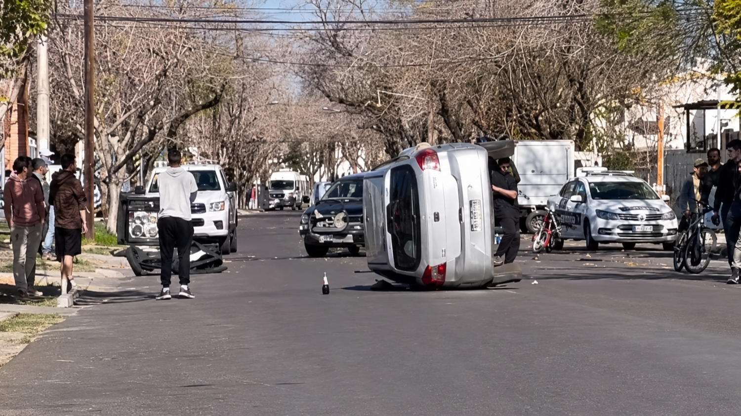 Un fuerte choque entre autos en Capital terminó con uno dado vuelta