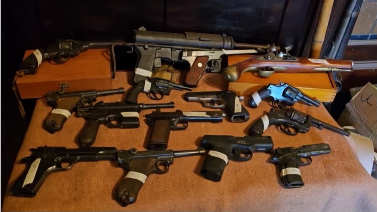 Armas y símbolos nazis, lo que encontraron en la casa de un jubilado