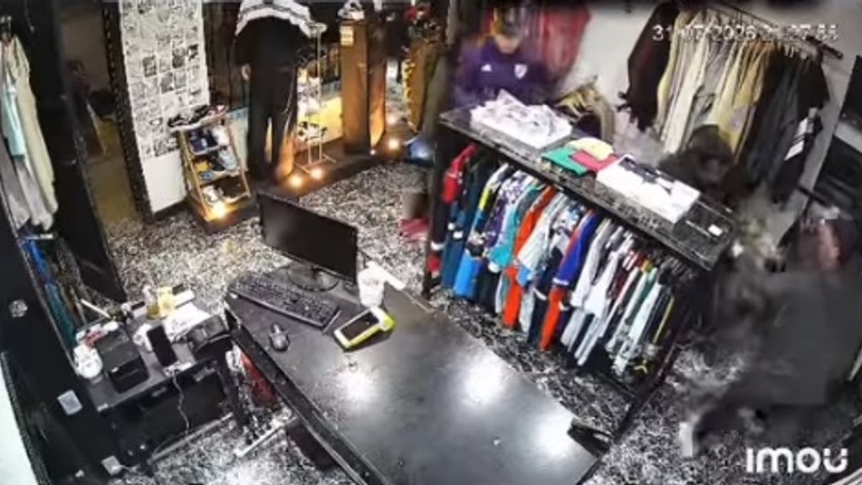 El violento asalto que sufrió un local de ropa de San Juan: el video