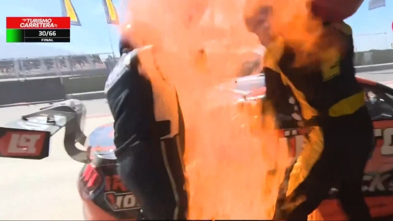 Susto en El Villicum: un auto se prendió fuego durante una parada en boxes