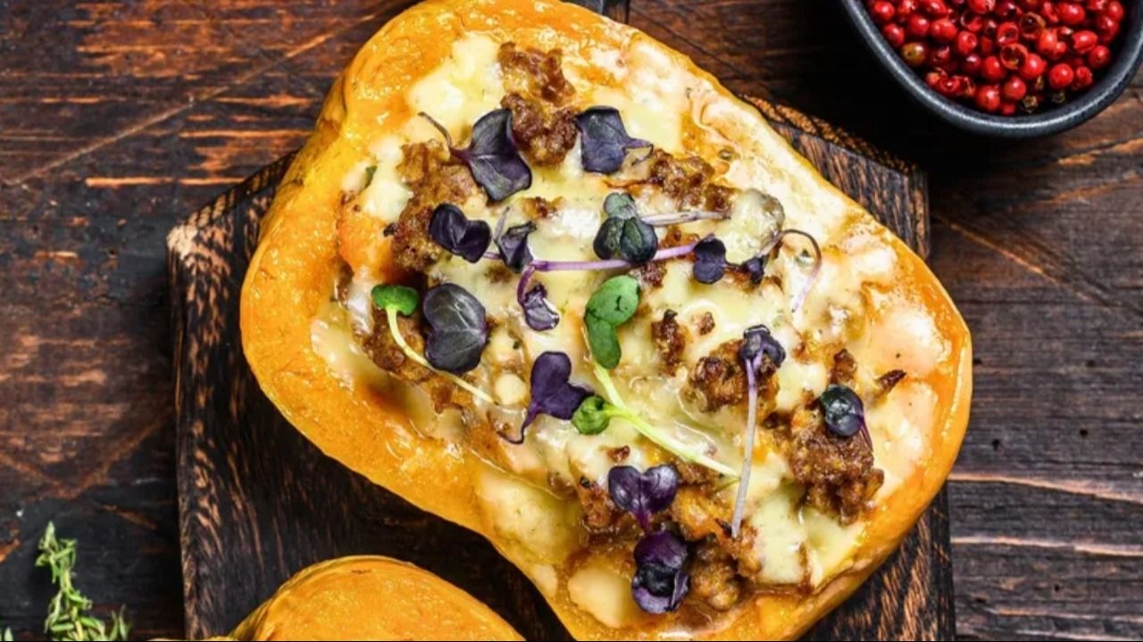 Cómo hacer calabaza rellena de pollo y verduras de formá fácil y rápida