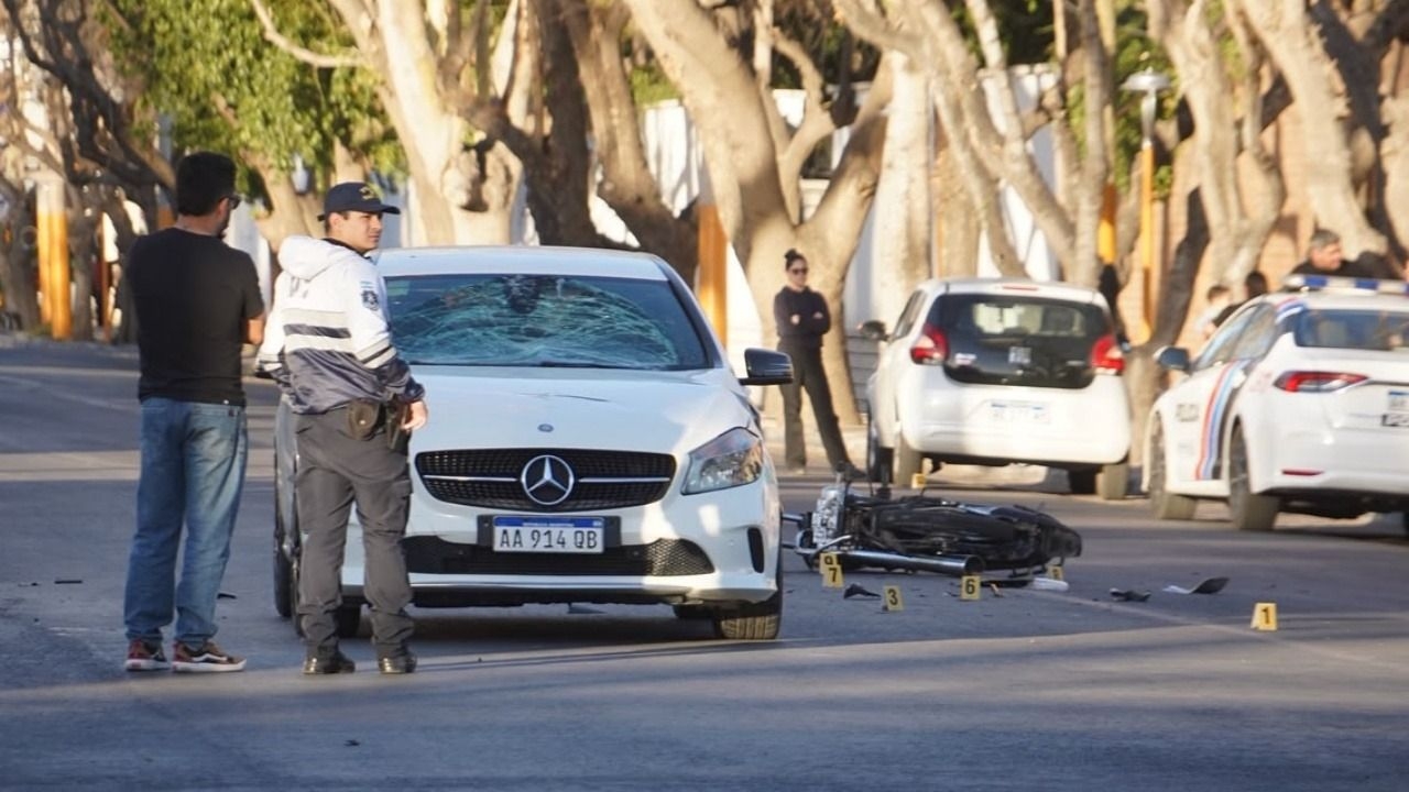 Un motociclista quedó grave tras impactar contra dos autos en Santa Lucía