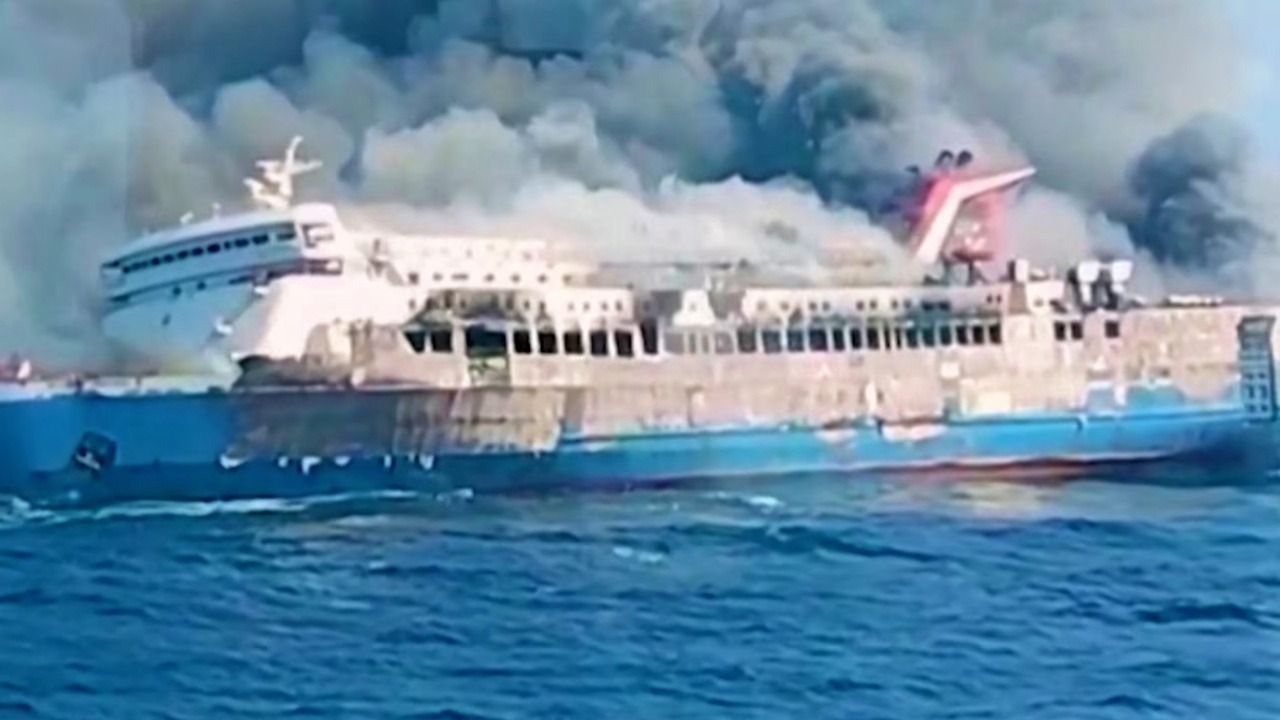 Un ferry se incendió y hay cinco muertos y 41 desaparecidos