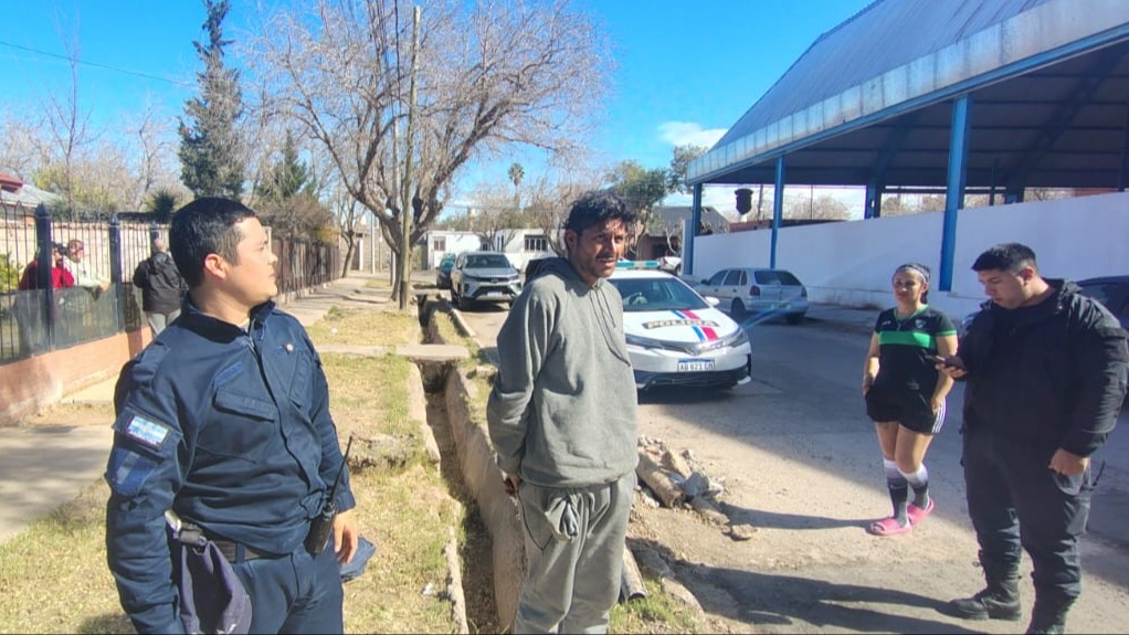 Sorprendieron a un delincuente con autopartes robadas en una mochila