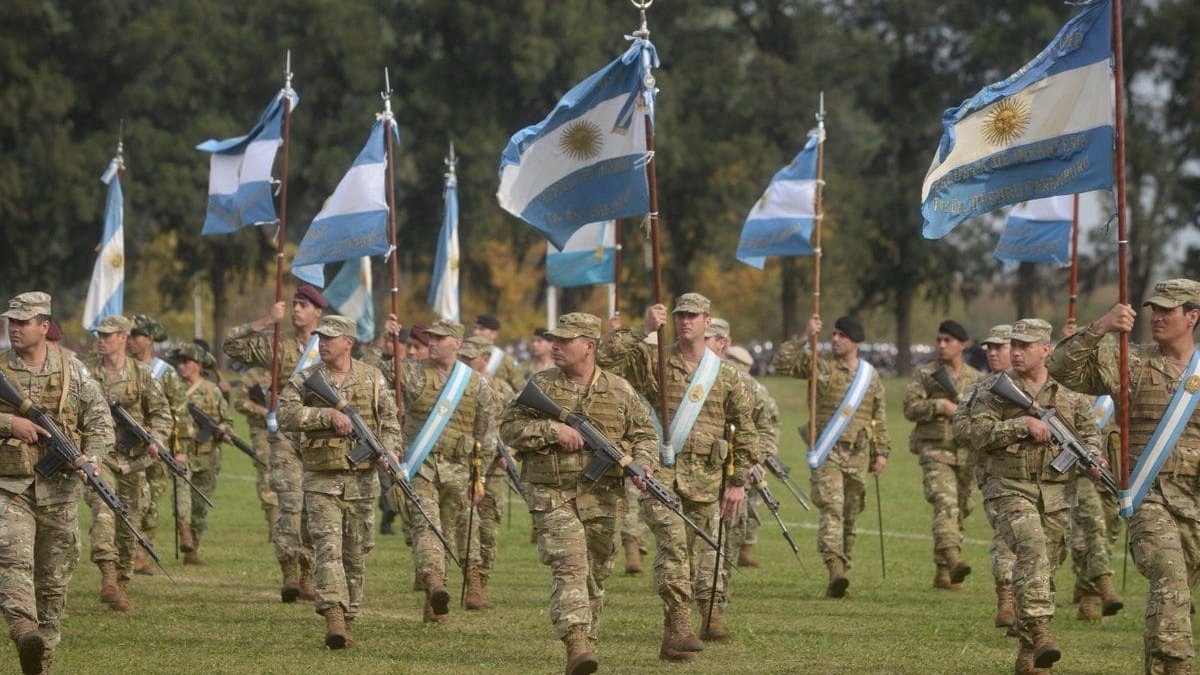 Gobierno oficializó un bono para militares y fuerzas federales: de cuánto será