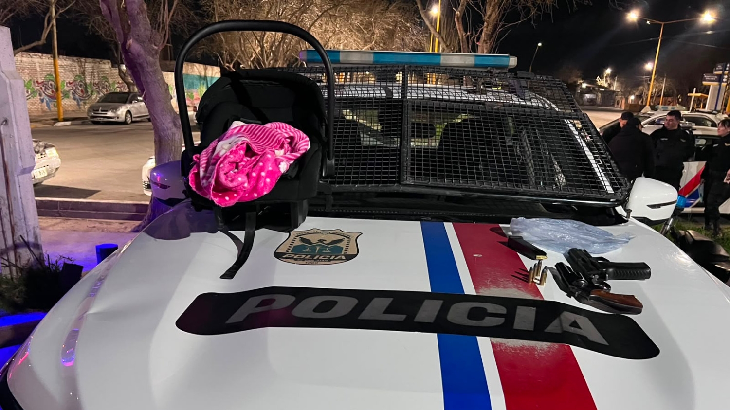 Ocultaban una pistola debajo de un bebé durante un operativo: hay dos detenidos