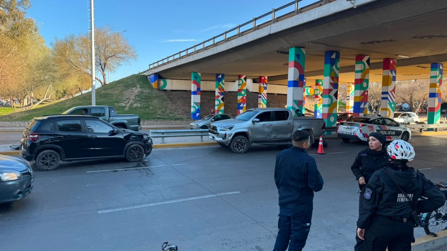 Fuerte choque entre una camioneta y un auto en Ignacio de la Roza y Circunvalación
