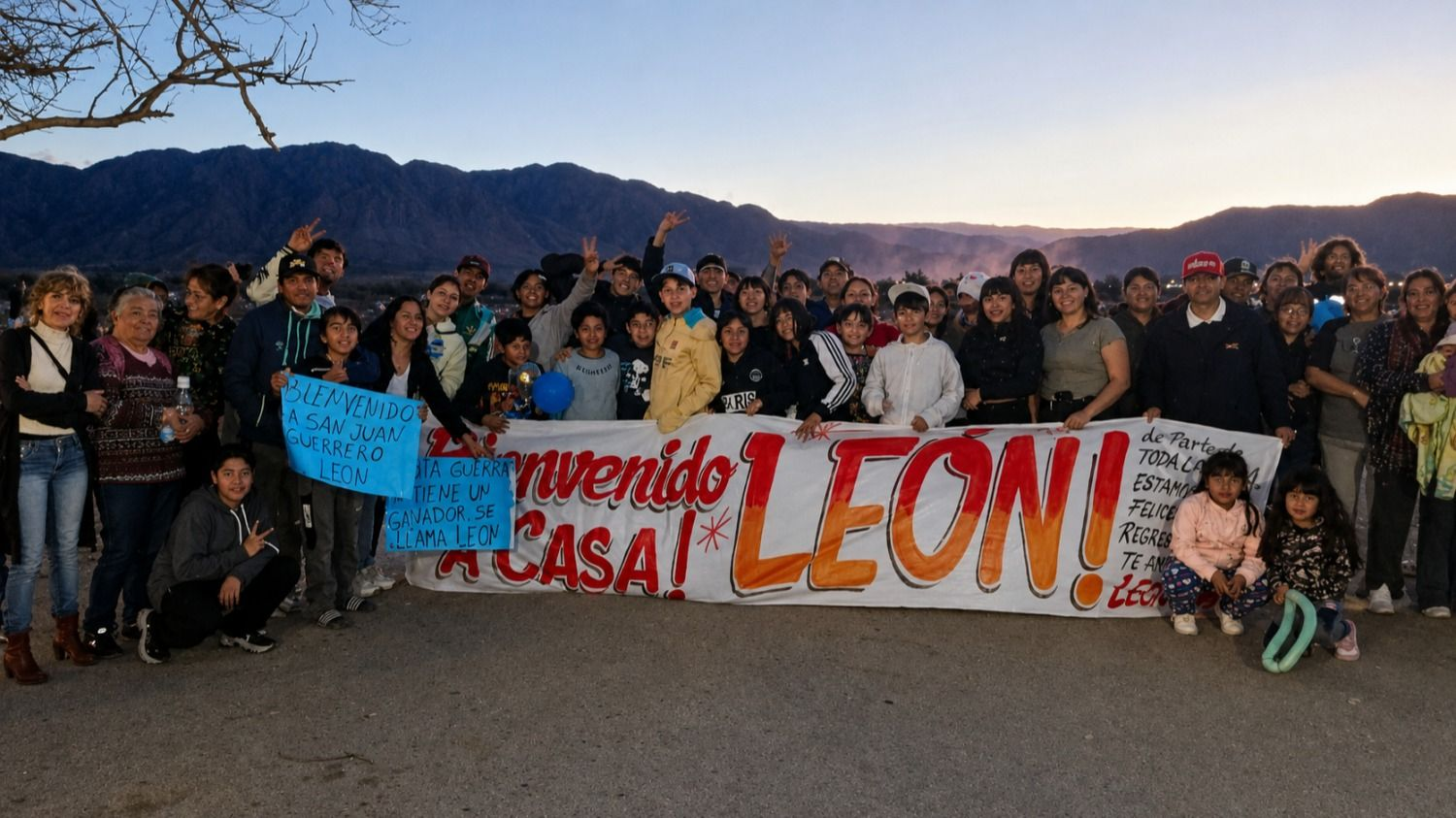 León volvió a San Juan y lo recibieron con una caravana llena de emoción