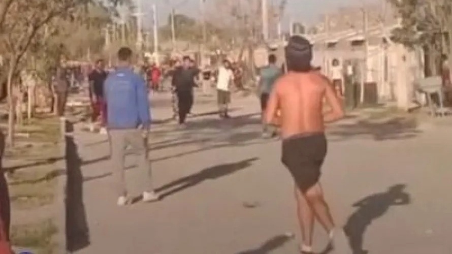 Guerra entre familias de Caucete terminó con un policía herido y un patrullero destrozado