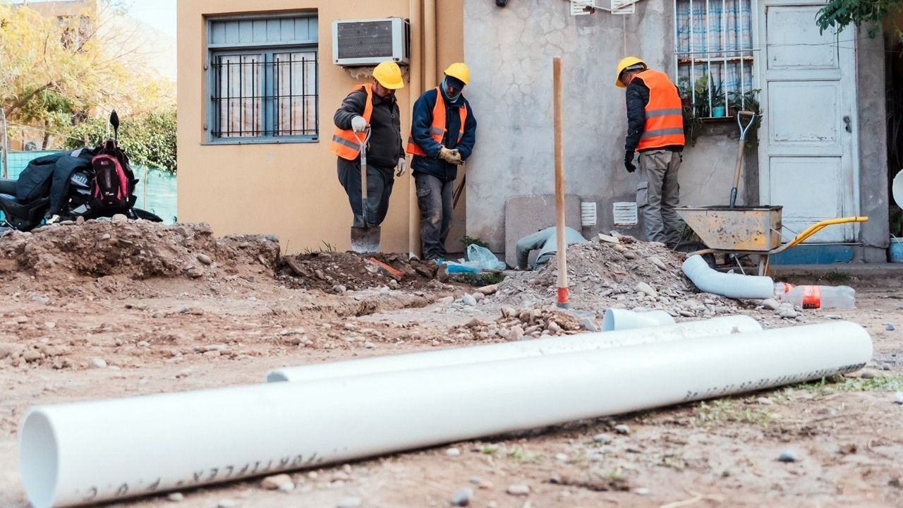 Rawson avanza con las colocación de cloacas y la obra ya llegó al 60% 