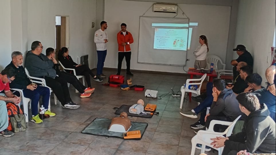 Capacitaron en RCP y primeros auxilios a profesores del Club UVT San Juan