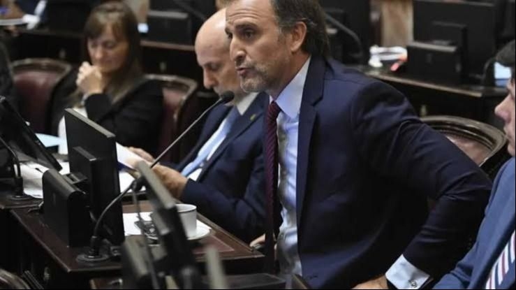 La oposición impugna a Joaquín Benegas Lynch por presunto conflicto de intereses con la ley de tierras