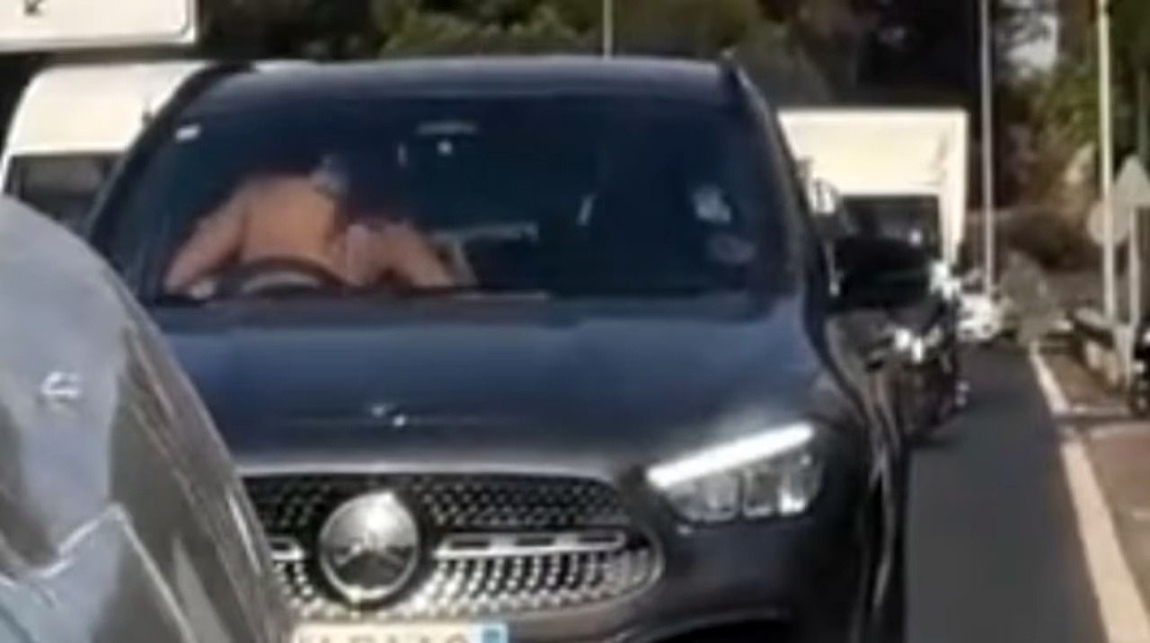 Multaron a una pareja de turistas por tener sexo en un auto en movimiento