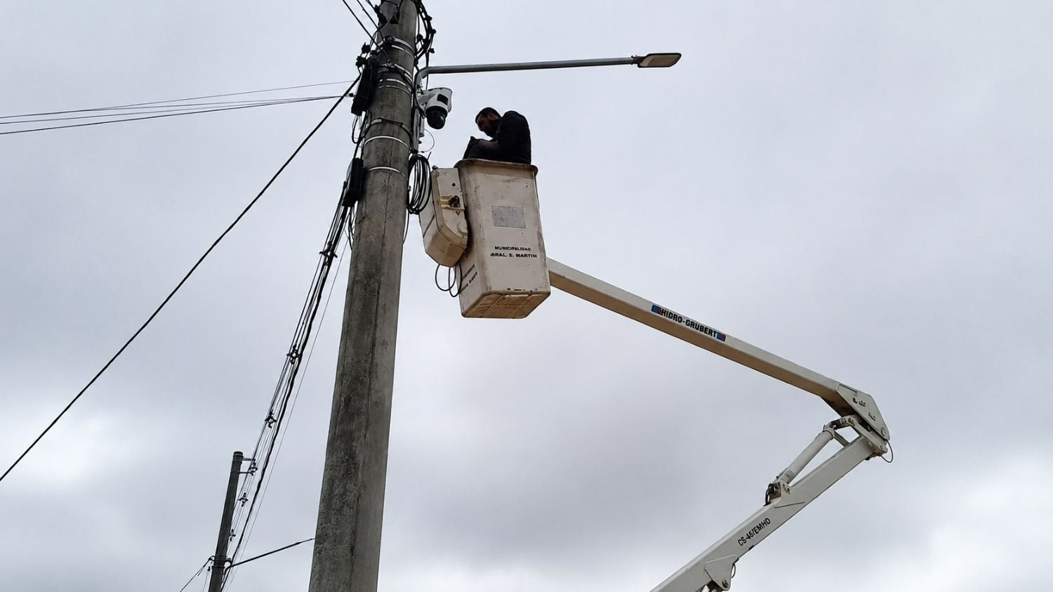 Instalan cámaras de seguridad tras robos en barrios de Sarmiento