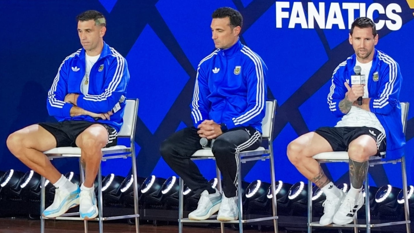Cómo Messi frenó la pelea entre el Dibu Martínez y Scaloni en el Mundial