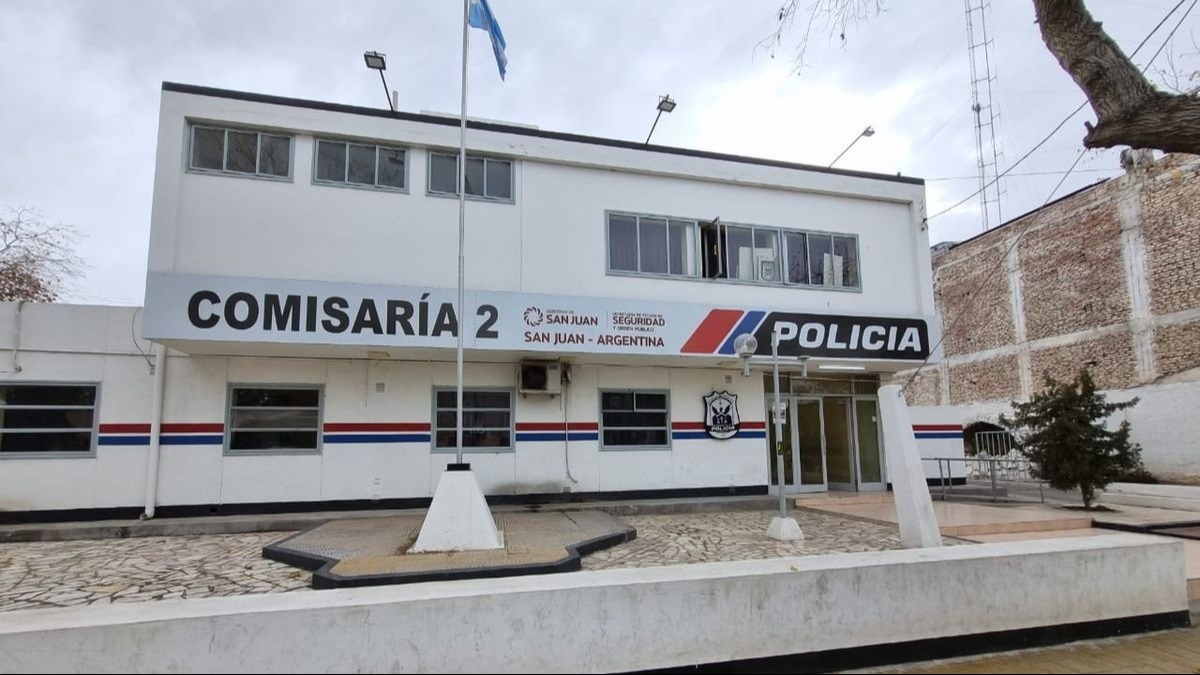 Golpeó a un detenido esposado y lo echaron de la Policía para siempre