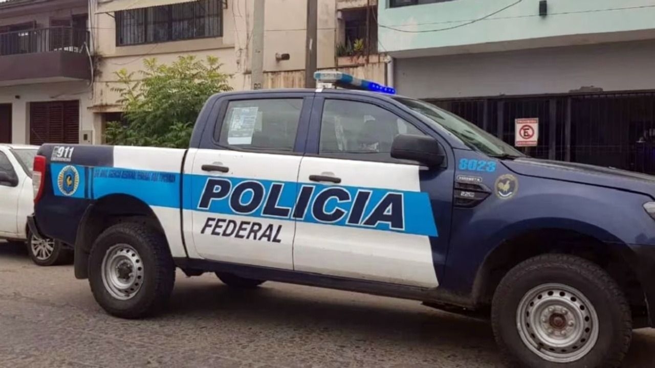 Detuvieron a un jefe antidrogas de la Federal acusado de robar dinero