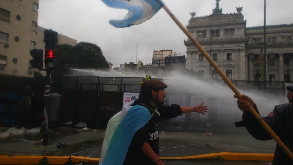 Tensión en el Congreso: incidentes entre manifestantes y la Policía durante la marcha