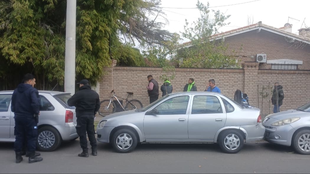 Vecinos frustraron un robo y dejaron al ladrón dentro del vehículo