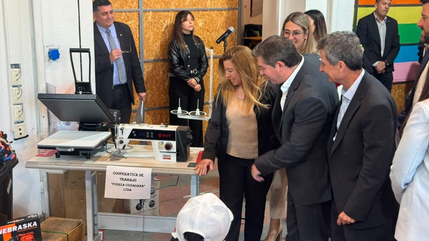 Cooperativas y emprendedores recibieron herramientas e insumos
