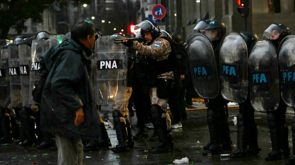La protesta frente al Congreso terminó con 12 detenidos y heridos