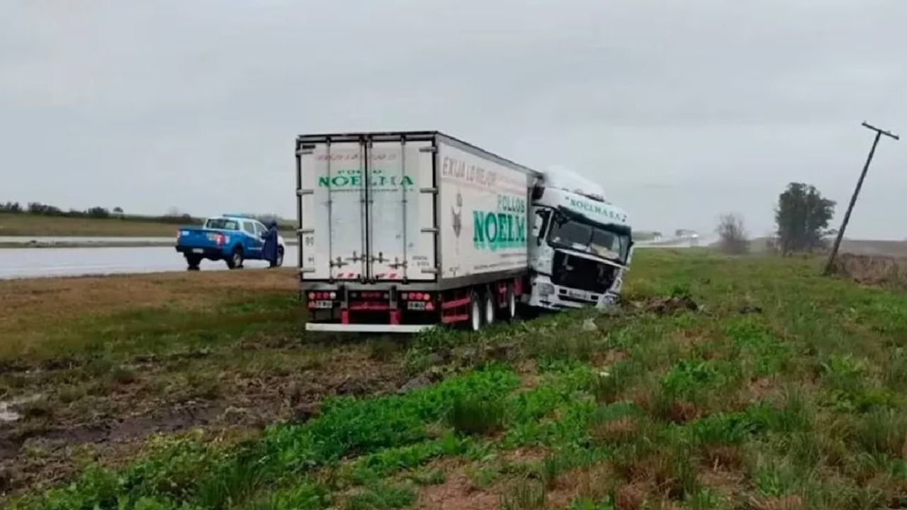 Una fuerte ráfaga hizo despistar a un camión en la Ruta 14