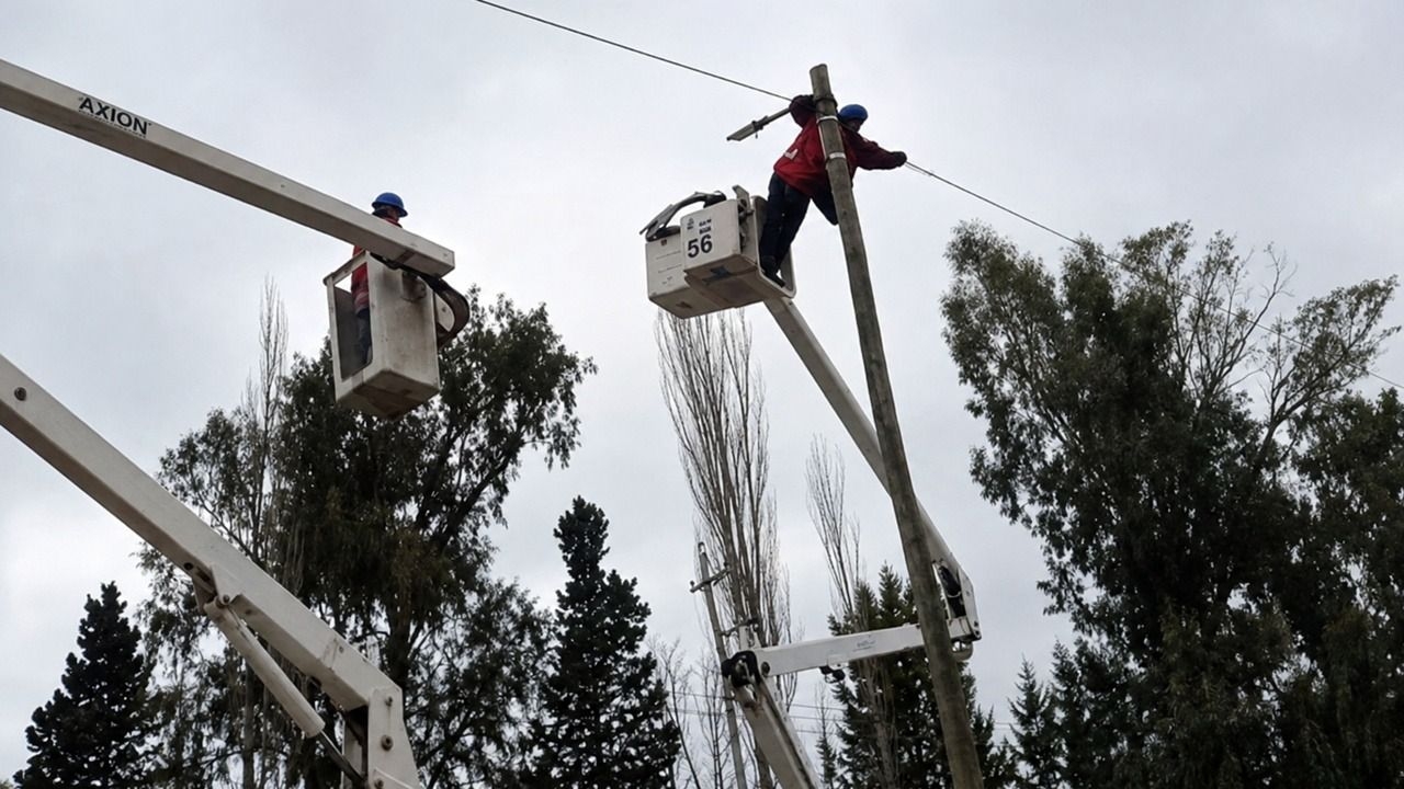 Denuncian que un municipal casi cayó desde las alturas por una falla